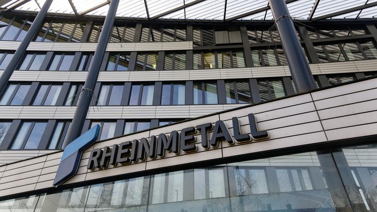  Nordrhein-Westfalen, Düsseldorf: Das Logo der Rheinmetall AG ist auf der Fassade der Firmenzentrale zu sehen.