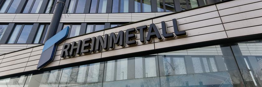  Nordrhein-Westfalen, Düsseldorf: Das Logo der Rheinmetall AG ist auf der Fassade der Firmenzentrale zu sehen.