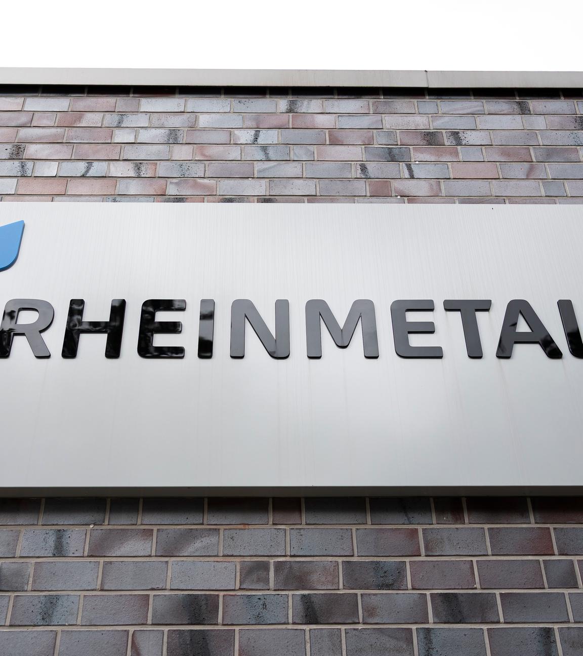 24.07.2025, Niedersachsen, Unterlüß: Der Schriftzug vom Rüstungsunternehmen Rheinmetall steht an einem Gebäude im Rheinmetall-Werk in Unterlüß.