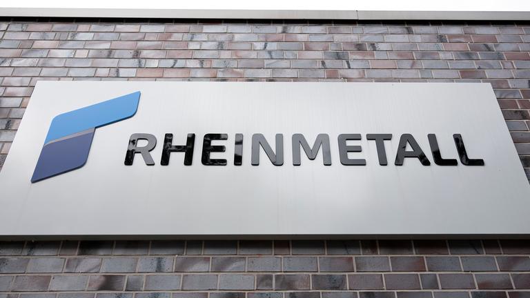 24.07.2025, Niedersachsen, Unterlüß: Der Schriftzug vom Rüstungsunternehmen Rheinmetall steht an einem Gebäude im Rheinmetall-Werk in Unterlüß.
