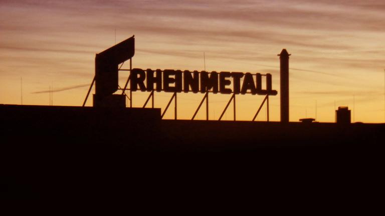 Blick auf das Firmenlogo von Rheinmetall im Hafen Neuss