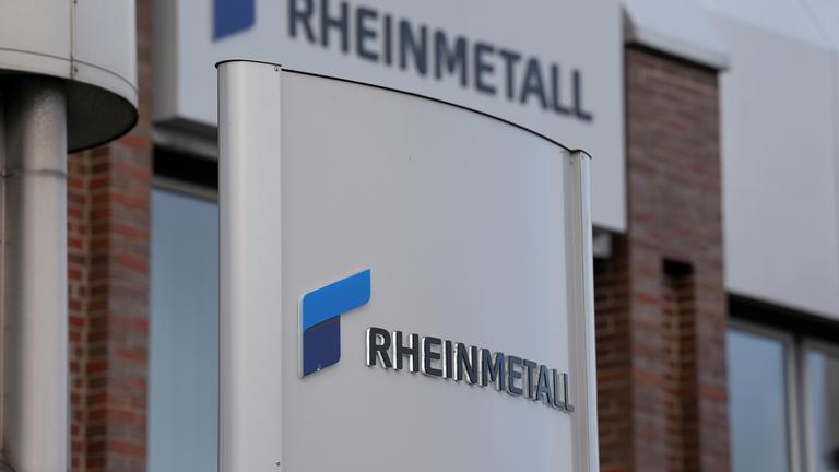 Rüstungsindustrie in Schleswig-Holstein, Flensburg: Blick auf das Firmenlogo von Rheinmetall am Unternehmensstandort in Flensburg.