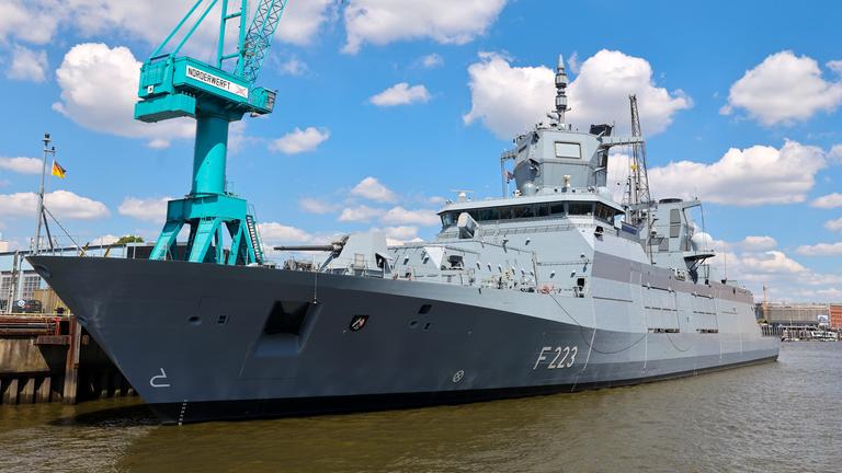 Die Fregatte Nordrhein-Westfalen (F223) der Deutschen Marine liegt an einer Kaimauer der Norderwerft im Hamburger Hafen am 20.05.2025.