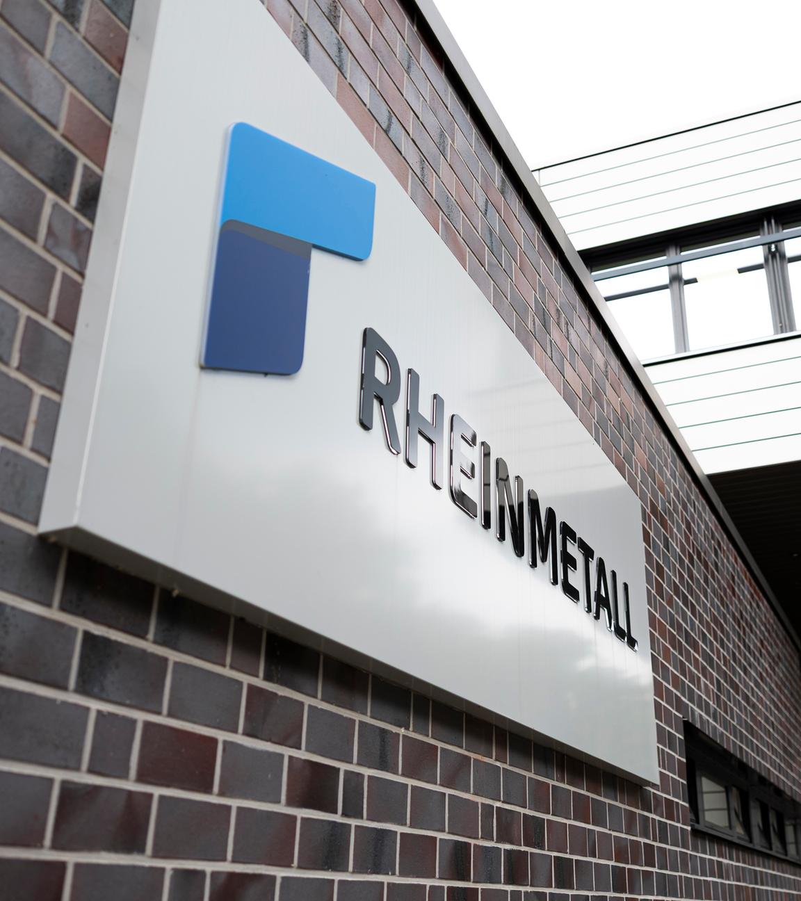 Der Schriftzug vom Rüstungsunternehmen Rheinmetall steht an einem Gebäude im Rheinmetall-Werk in Unterlüß.