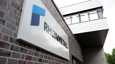 Der Schriftzug vom Rüstungsunternehmen Rheinmetall steht an einem Gebäude im Rheinmetall-Werk in Unterlüß.
