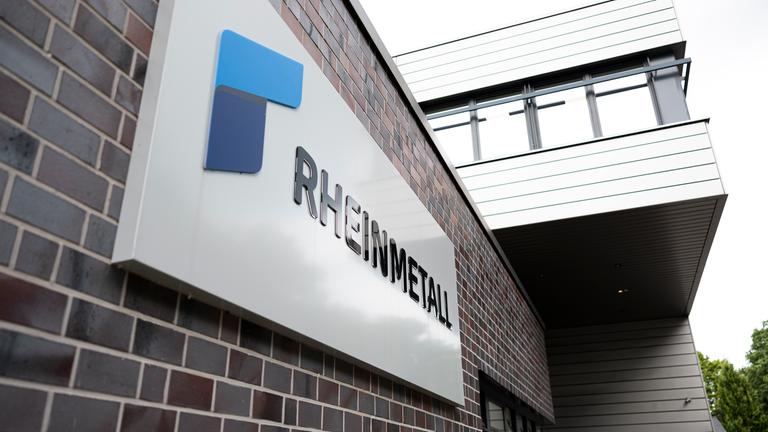 Der Schriftzug vom Rüstungsunternehmen Rheinmetall steht an einem Gebäude im Rheinmetall-Werk in Unterlüß.