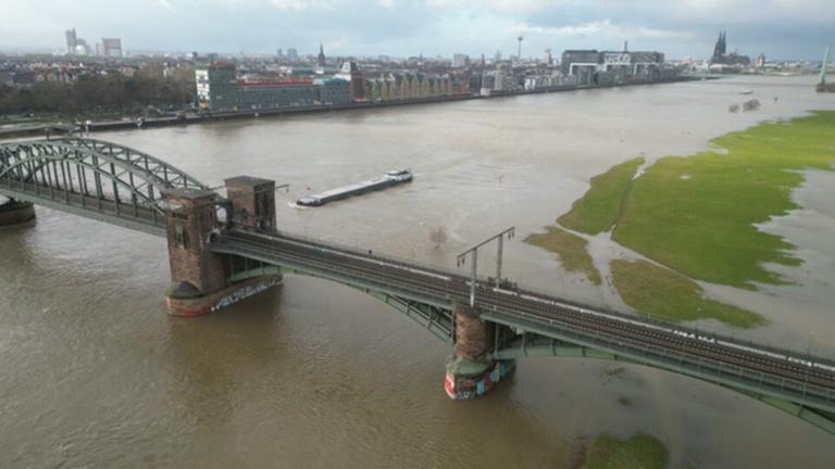 Überflutete Wiese aus der Vogelperspektive