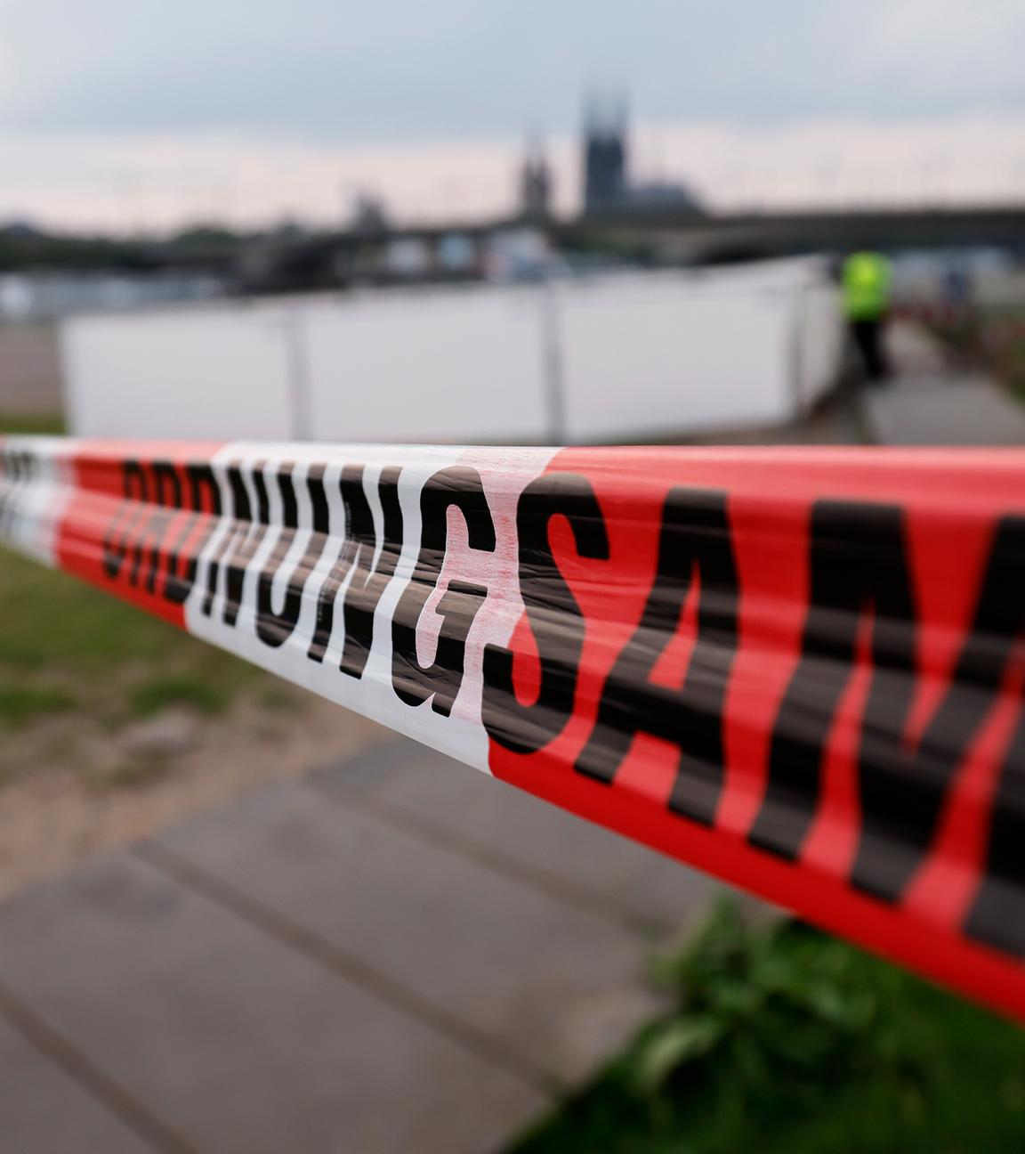 Das Rheinufer in Köln-Deutz ist vom Ordnungsamt für die Entschärfung von drei Blindgängern aus dem Zweiten Weltkrieg gesperrt worden.