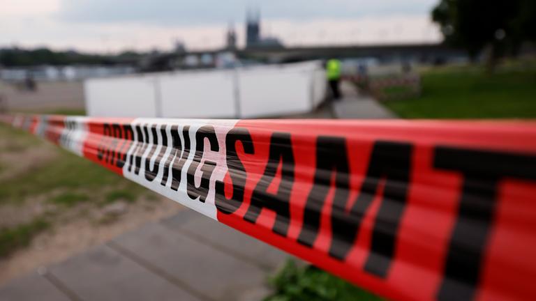 Das Rheinufer in Köln-Deutz ist vom Ordnungsamt für die Entschärfung von drei Blindgängern aus dem Zweiten Weltkrieg gesperrt worden.