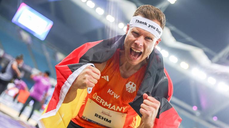Markus Rehm vom Team Deutschland mit deutscher Flagge nach dem Weitsprung der Männer T64, trägt ein Stirnband mit der Aufschrift „Thank you Steffi“ bei den World Para Athletics Championships 2025 in Neu-Delhi, Indien, am 03.10.2025.