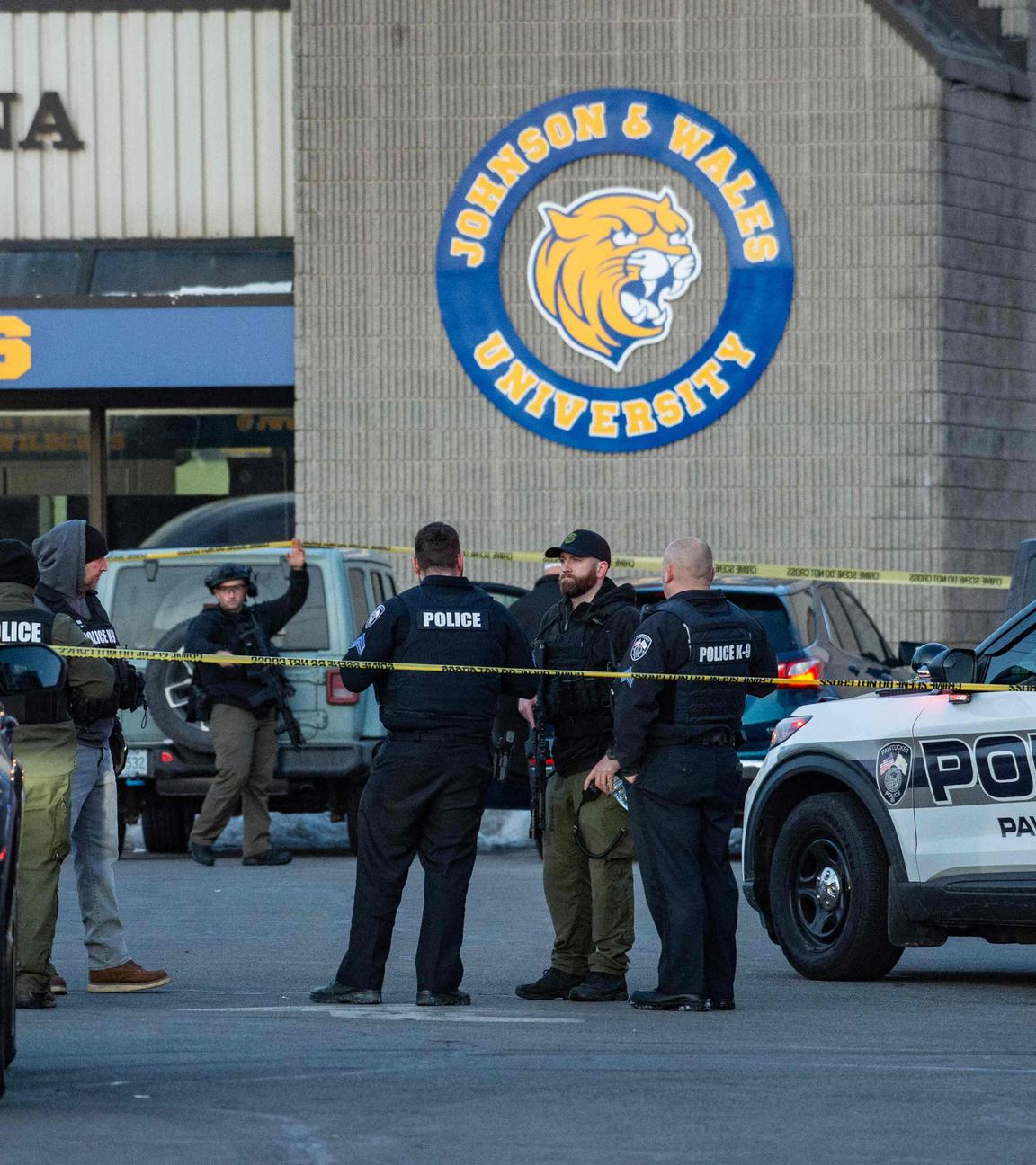 Polizisten stehen außerhalb des von ihnen errichteten Sicherheitsbereichs, wo es heute Morgen in Pawtucket, Rhode Island, zu einer Schießerei gekommen war.