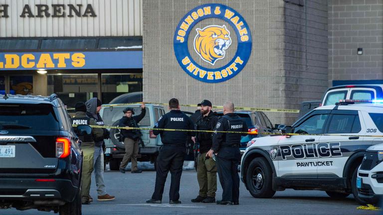 Polizisten stehen außerhalb des von ihnen errichteten Sicherheitsbereichs, wo es heute Morgen in Pawtucket, Rhode Island, zu einer Schießerei gekommen war.