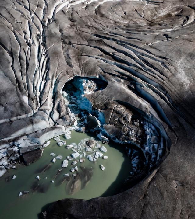 Blick auf ein Lock im Rhonegletscher in der Schweiz