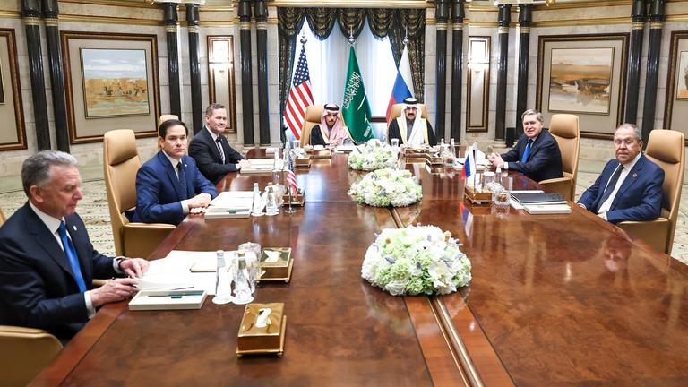 Steve Witkoff, US-Sondergesandter für den Nahen Osten, Außenminister Marco Rubio, Nationaler Sicherheitsberater Michael Waltz (L-R), Russlands Außenminister Sergej Lawrow und Präsidentenberater Juri Uschakow (R-L) führen bilaterale Gespräche im Diriyah-Palast, Al Basateen-Komplex. Im Hintergrund Prinz Faisal bin Farhan Al Saud, Außenminister von Saudi-Arabien, und der nationale Sicherheitsberater Musaed bin Mohammed Al-Aiban (L-R). 