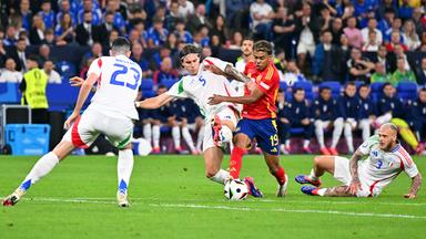 Italiens Riccardo Calafiori (Mitte l) und Spaniens Lamine Yamal (Mitte r) kämpfen um den Ball.