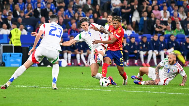 Italiens Riccardo Calafiori (Mitte l) und Spaniens Lamine Yamal (Mitte r) kämpfen um den Ball.