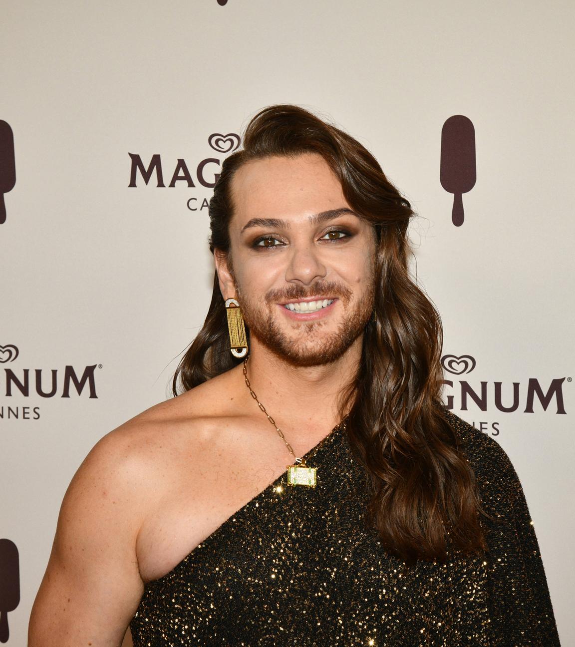Riccardo Simonetti auf dem roten Teppich bei der Magnum Party in Cannes 2025.