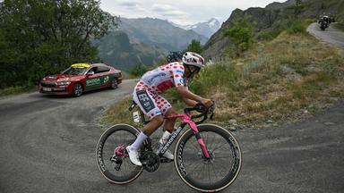Der ecuadorianischer Radrennfahrer Richard Carapaz fährt bei der 20. Etappe der Tour de France den Berg hoch