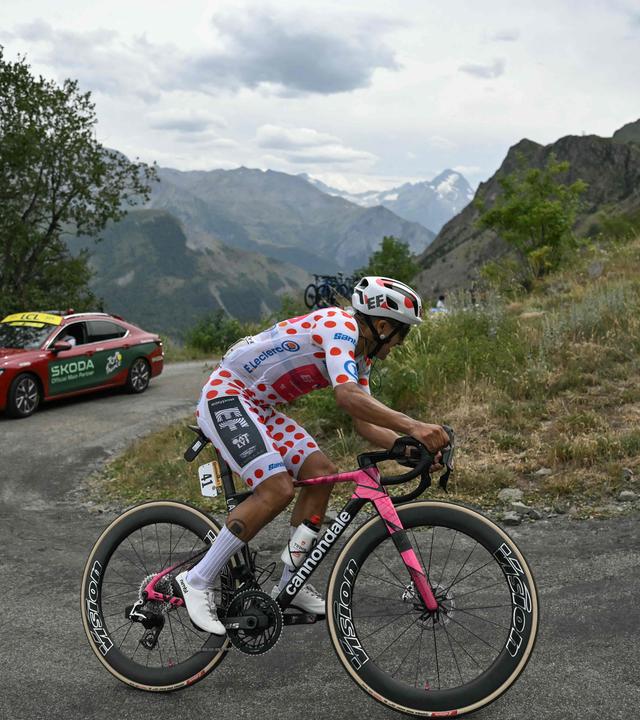 Der ecuadorianischer Radrennfahrer Richard Carapaz fährt bei der 20. Etappe der Tour de France den Berg hoch