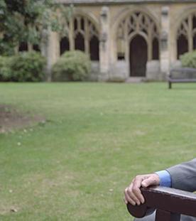 Richard Dawkins auf einer Bank im Park