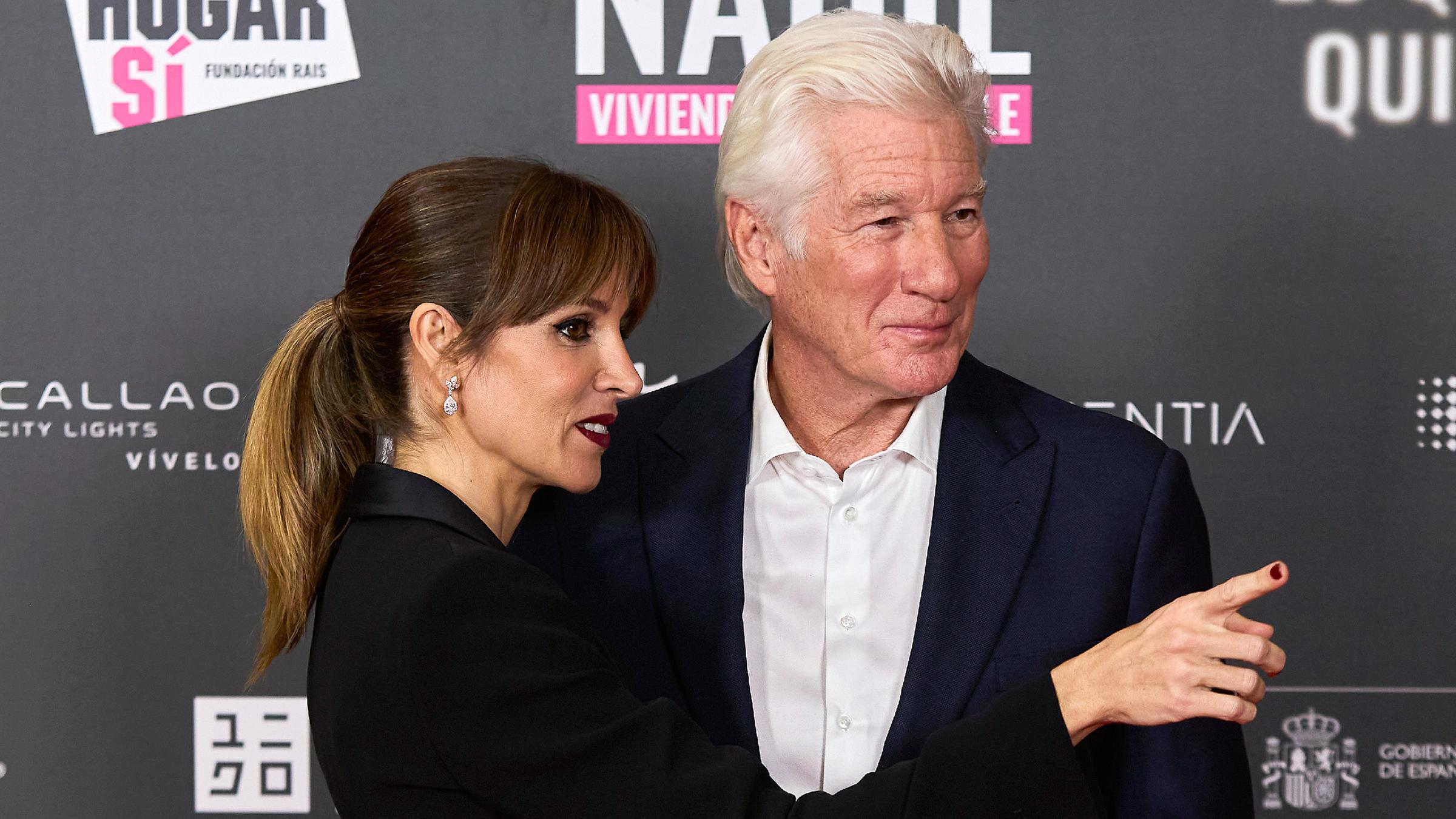 Schauspieler Richard Gere und seine Frau Alejandra Silva zeigten sich innig auf dem roten Teppich bei der Premiere ihrer gemeinsamen Doku "What Nobody Wants To See" in Madrid. (26.11.2026)