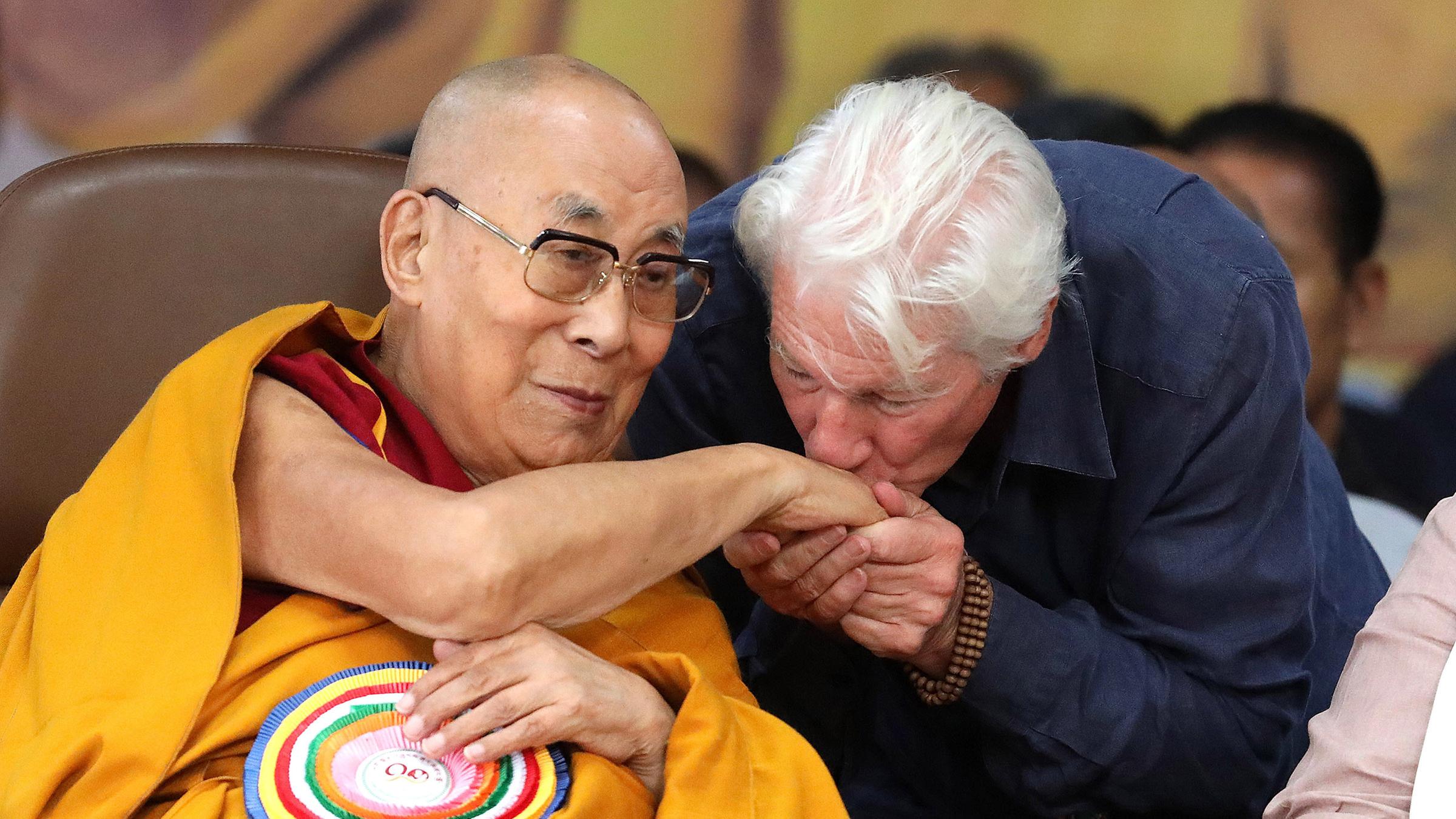 Richard Gere feiert mit dem Dalai Lama dessen 90. Geburtstag in Indien. Gere, seit über 30 Jahren Buddhist, ist mit dem Oberhaupt der Tibeter befreundet und gratuliert persönlich. (07.07.2025)