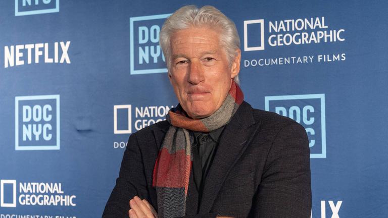 Richard Gere posiert auf einer Filmpremiere
