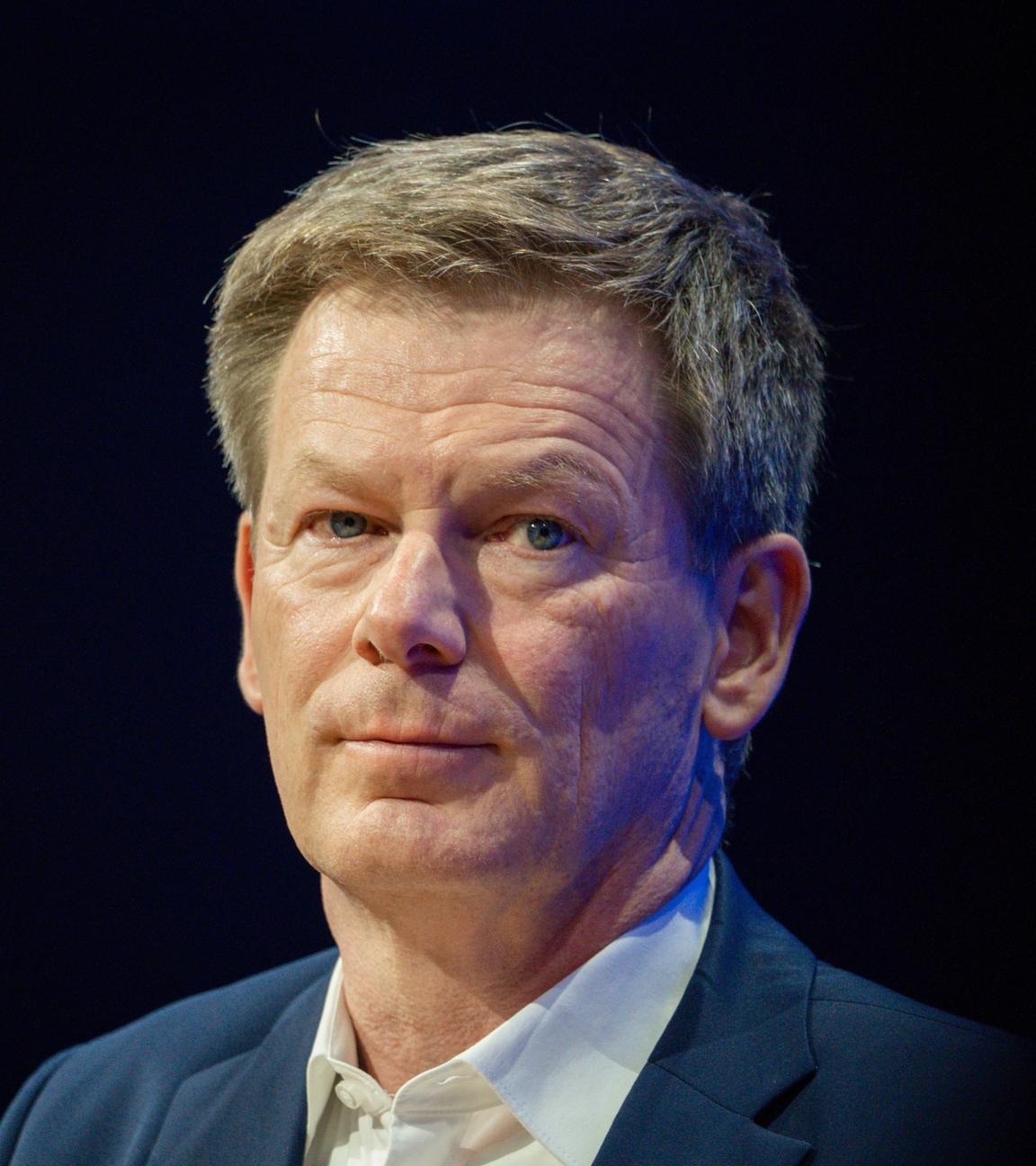Dr. Richard Lutz, einst Vorstandsvorsitzender der Deutsche Bahn AG, auf der Bühne beim Tag der Bauindustrie am 21.05.2025 in Berlin.