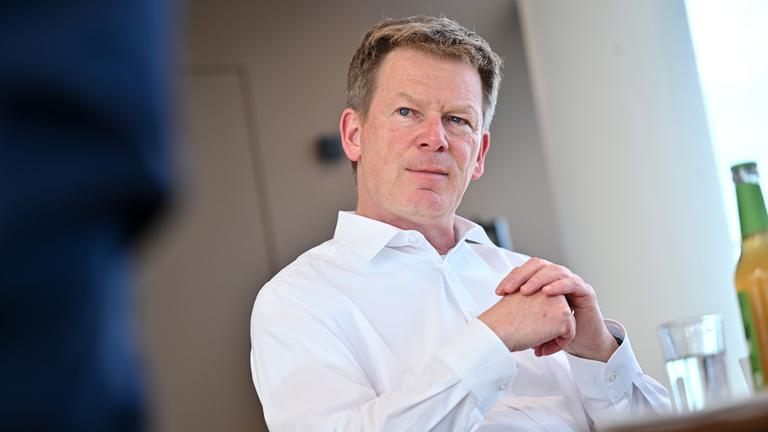 DB-Vorstandsvorsitzender Richard Lutz während eines Interviews.