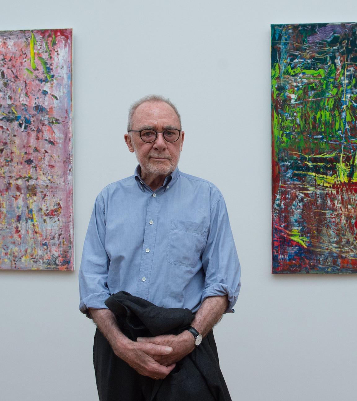 Der deutsche Künstler Gerhard Richter steht am 19.05.2017 im Albertinum in Dresden (Sachsen) in seiner Ausstellung "Gerhard Richter. Neue Bilder" vor seinen Ölgemälden "Abstraktes Bild (949-2, l)" und "Abstraktes Bild (949-3)".
