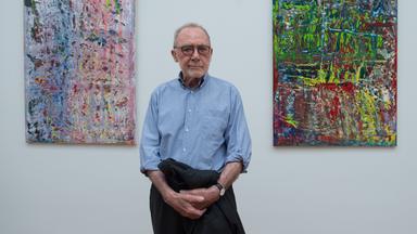 Der deutsche Künstler Gerhard Richter steht am 19.05.2017 im Albertinum in Dresden (Sachsen) in seiner Ausstellung "Gerhard Richter. Neue Bilder" vor seinen Ölgemälden "Abstraktes Bild (949-2, l)" und "Abstraktes Bild (949-3)".