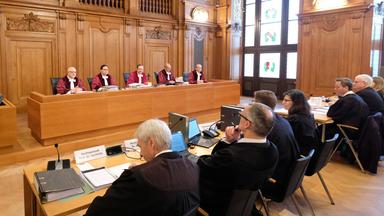 Sachsen, Leipzig: Richter am Bundesverwaltungsgericht und Anwälte sitzen zu Verhandlungsbeginn in einem Saal des Bundesverwaltungsgerichtes.