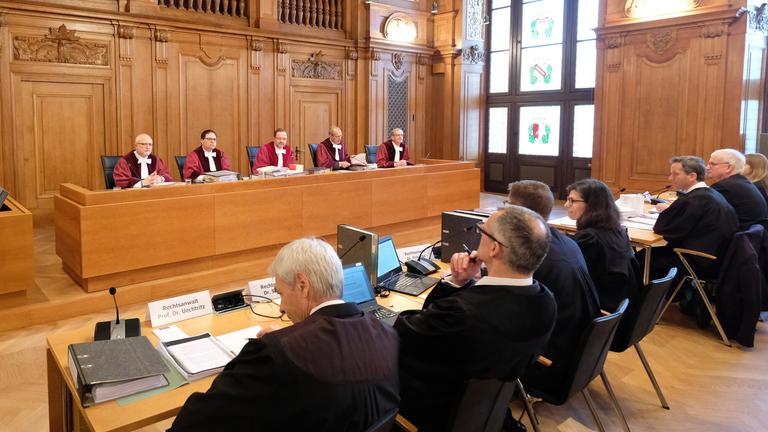 Sachsen, Leipzig: Richter am Bundesverwaltungsgericht und Anwälte sitzen zu Verhandlungsbeginn in einem Saal des Bundesverwaltungsgerichtes.