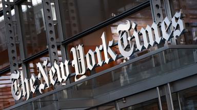 Logo der New York Times hängt über deren Eingang am 06.05.2021.