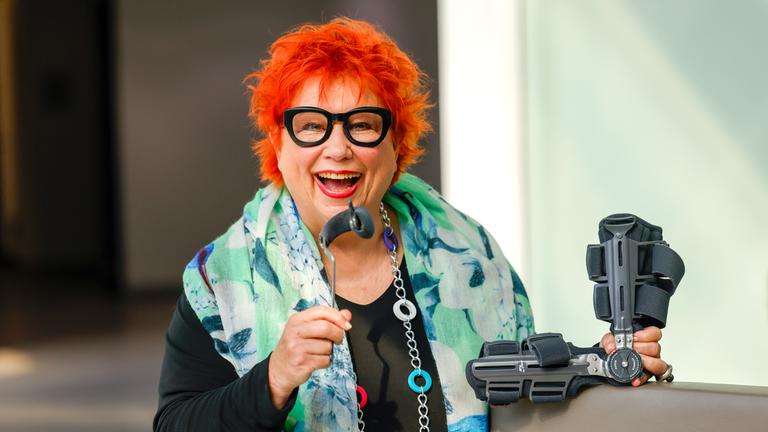 Barbara Salesch, Juristin und ehemalige Richterin, steht mit medizinischen Hilfsmitteln für ihren Ellebogenbruch, im Sendezentrum von RTL Deutschland am 09.09.2026.