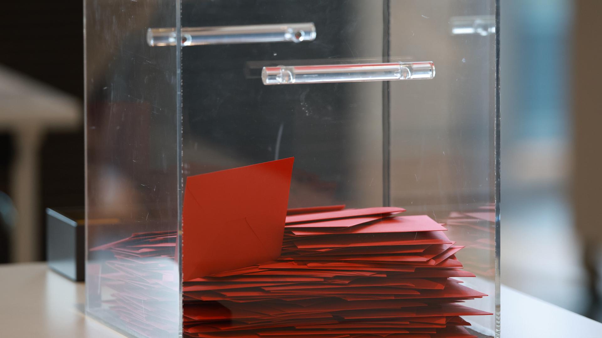 Abstimmungskarten in einer Urne