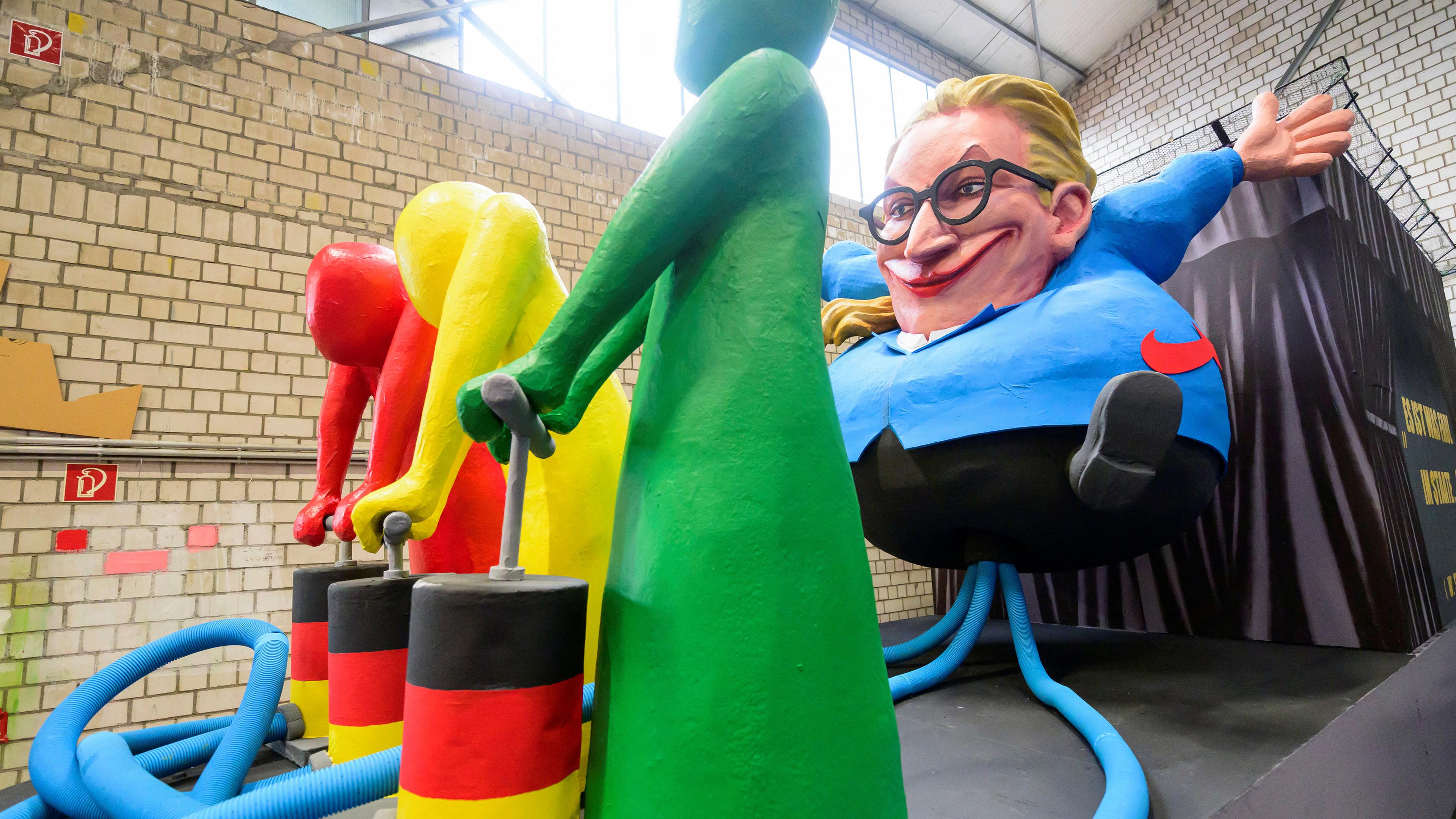 Ein Karnevalswagen mit der Darstellung von Alice Weidel wird vor dem traditionellen Rosenmontagsumzug in Köln, Deutschland, am 06.02.2024 präsentiert.