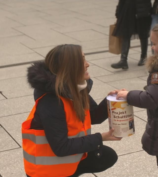Ein Mädchen spendet ihr Geld