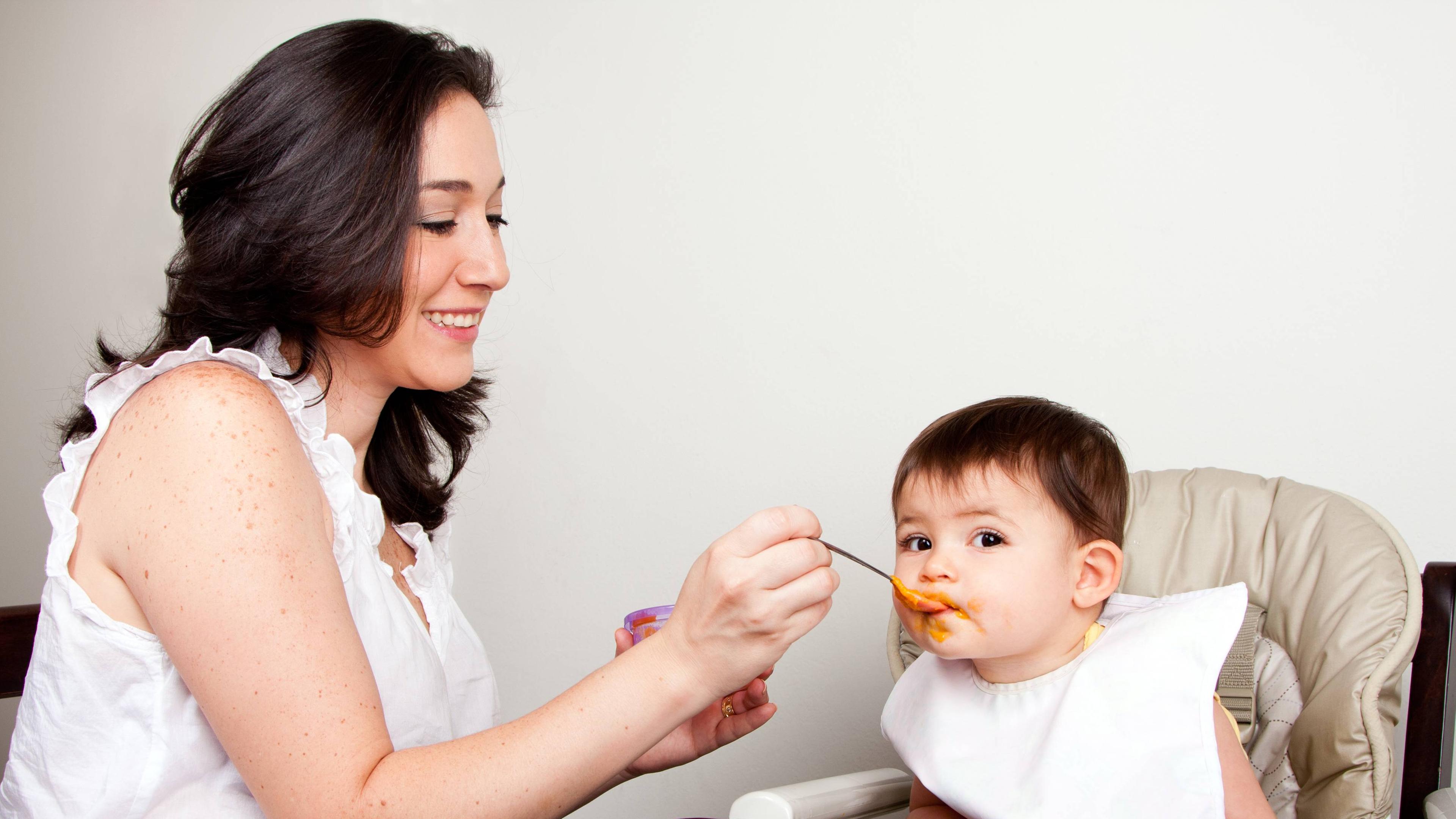 Baby wird gefüttert
