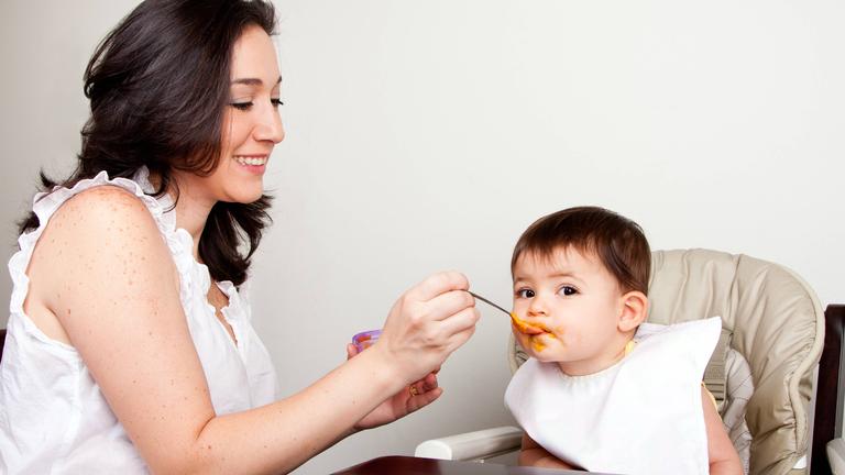 Baby wird gefüttert