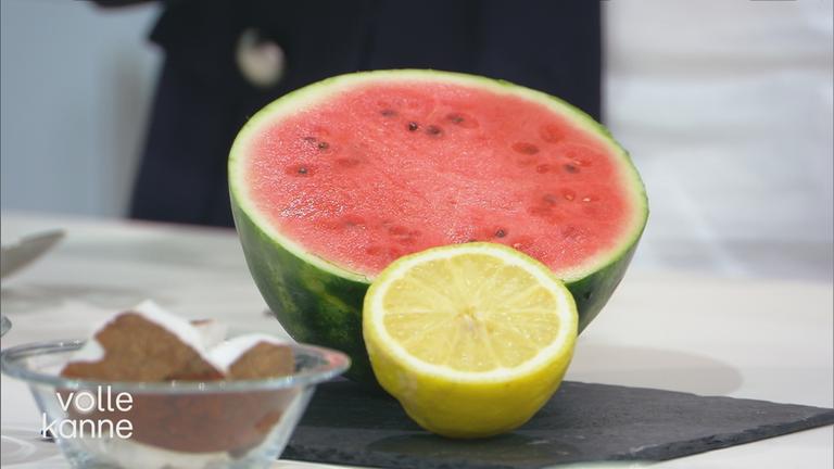 Wassermelone und Zitrone als beispielhafte Lebensmittel für heiße Sommertage