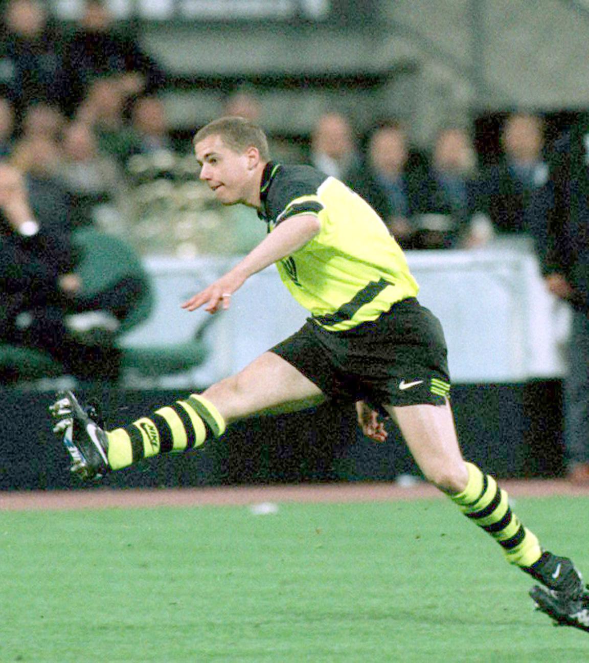 Lars Ricken schießt am 28.05.1997 im Münchner Olympiastadion gegen Juventus Turin das Tor zum 3:1 für Borussia Dortmund im Finale der Champions League