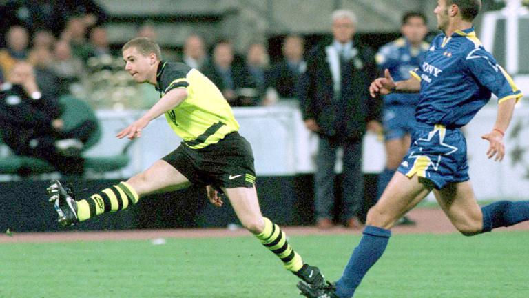 Lars Ricken schießt am 28.05.1997 im Münchner Olympiastadion gegen Juventus Turin das Tor zum 3:1 für Borussia Dortmund im Finale der Champions League