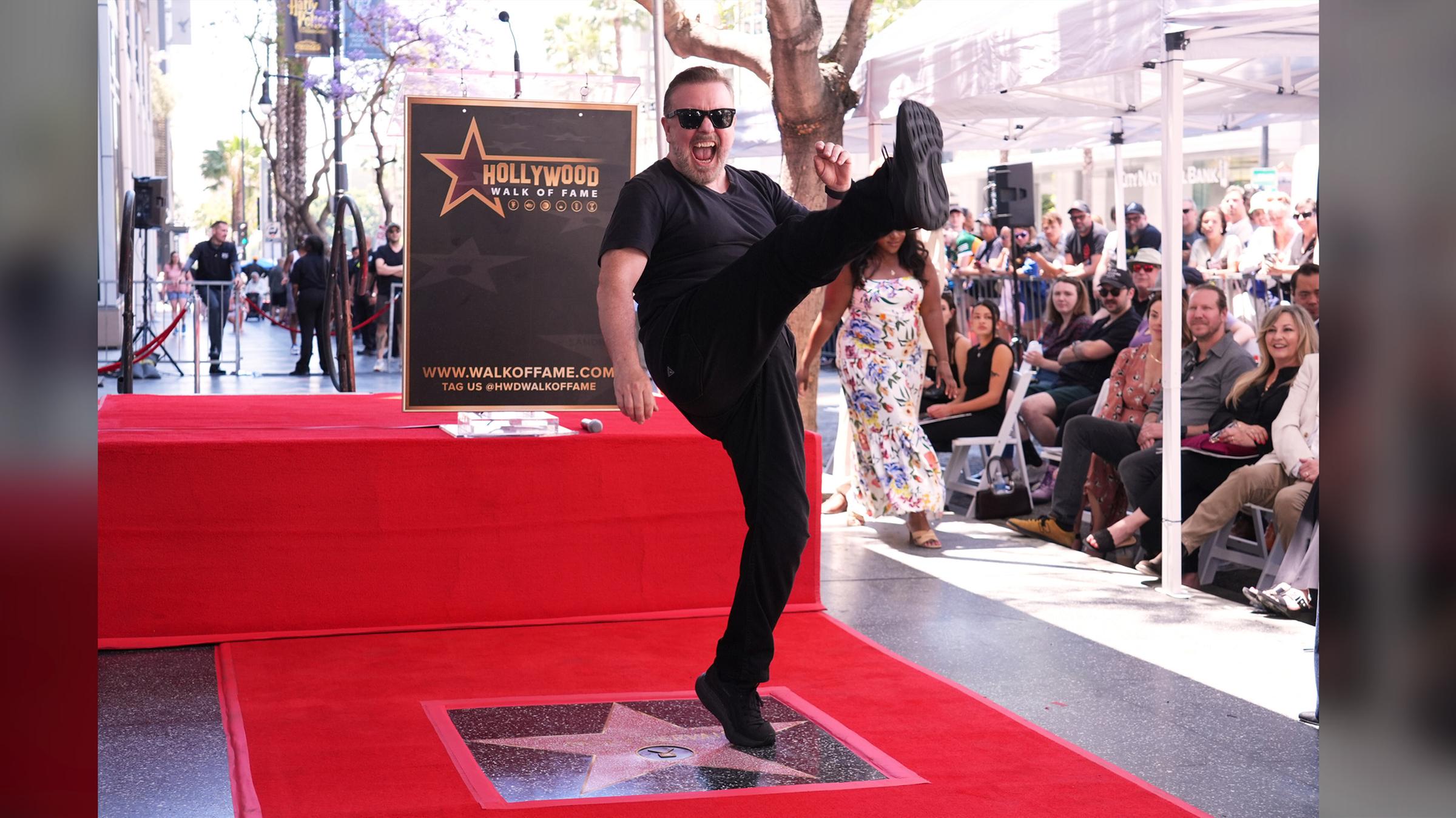 Komiker Ricky Gervais feiert mit einem Tritt in die Luft seinen Stern auf dem Hollywood Walk of Fame am 30.05.2025.