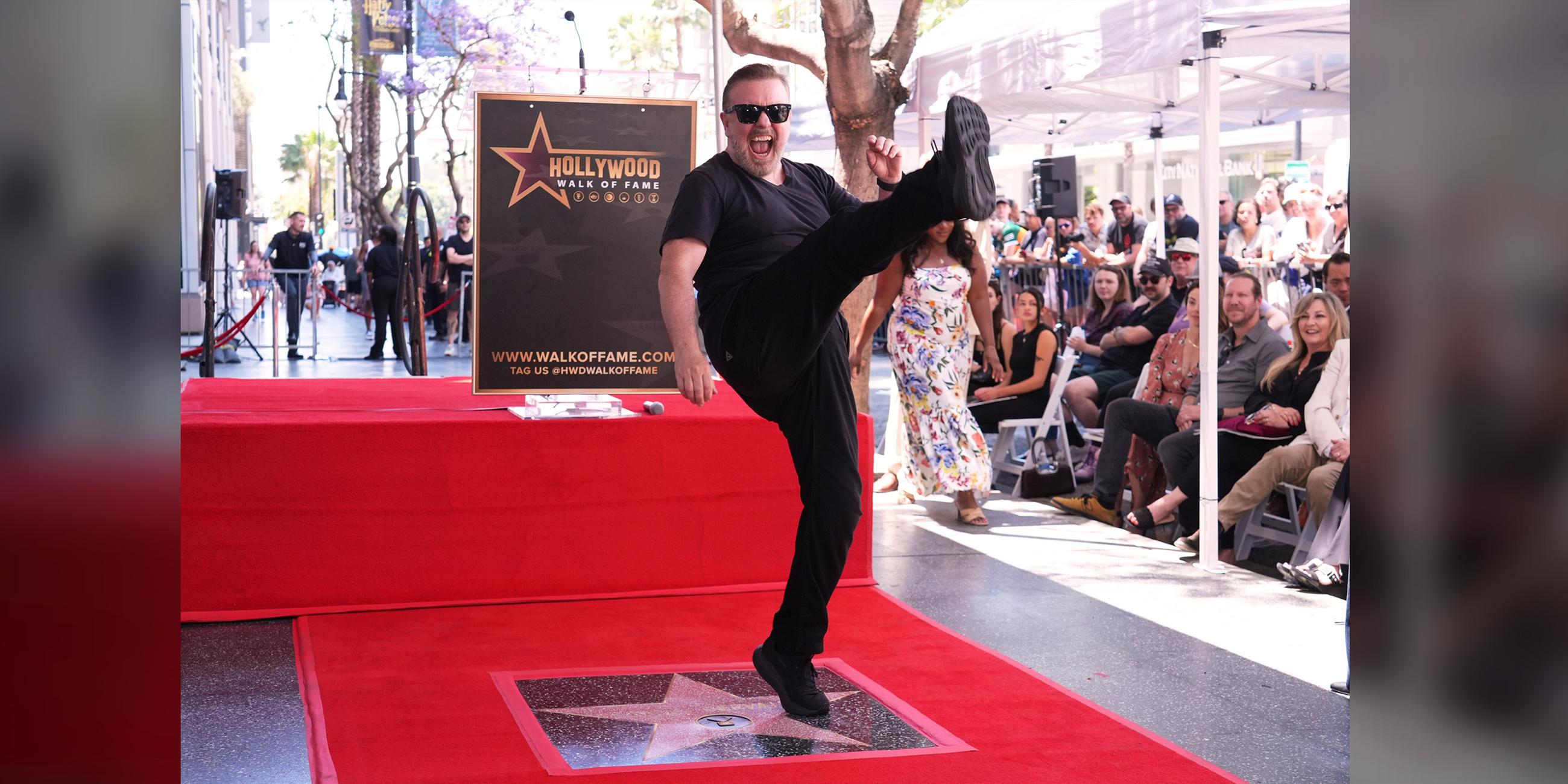 Komiker Ricky Gervais feiert mit einem Tritt in die Luft seinen Stern auf dem Hollywood Walk of Fame am 30.05.2025.