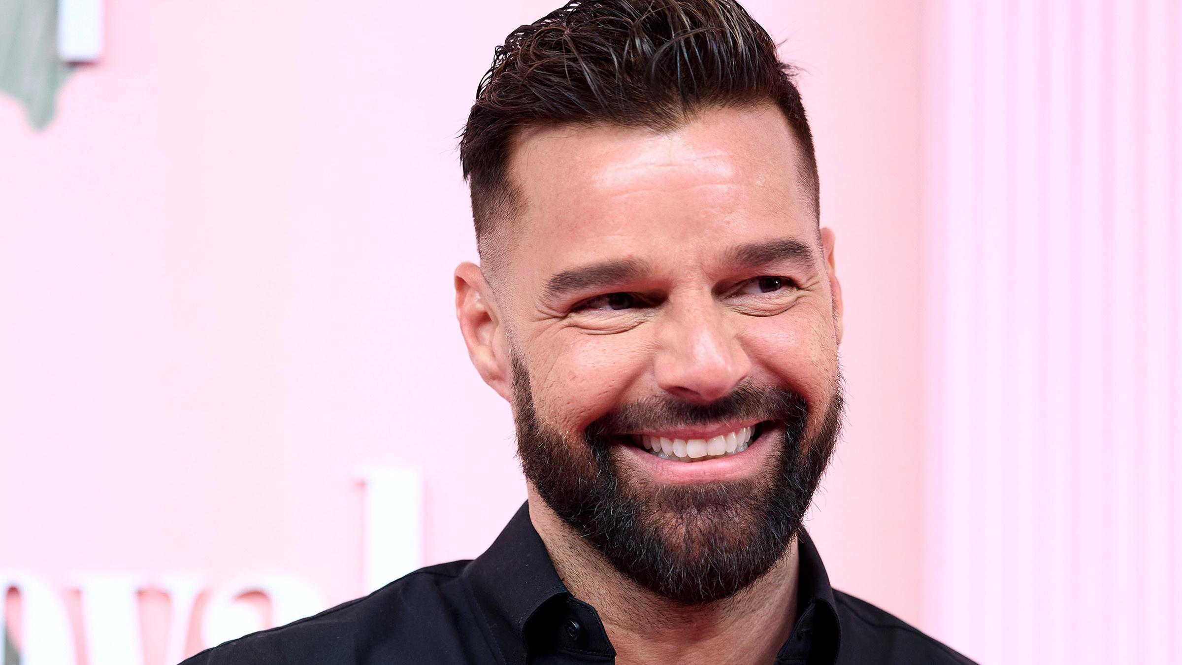Ricky Martin vor einem rosanen Hintergrund