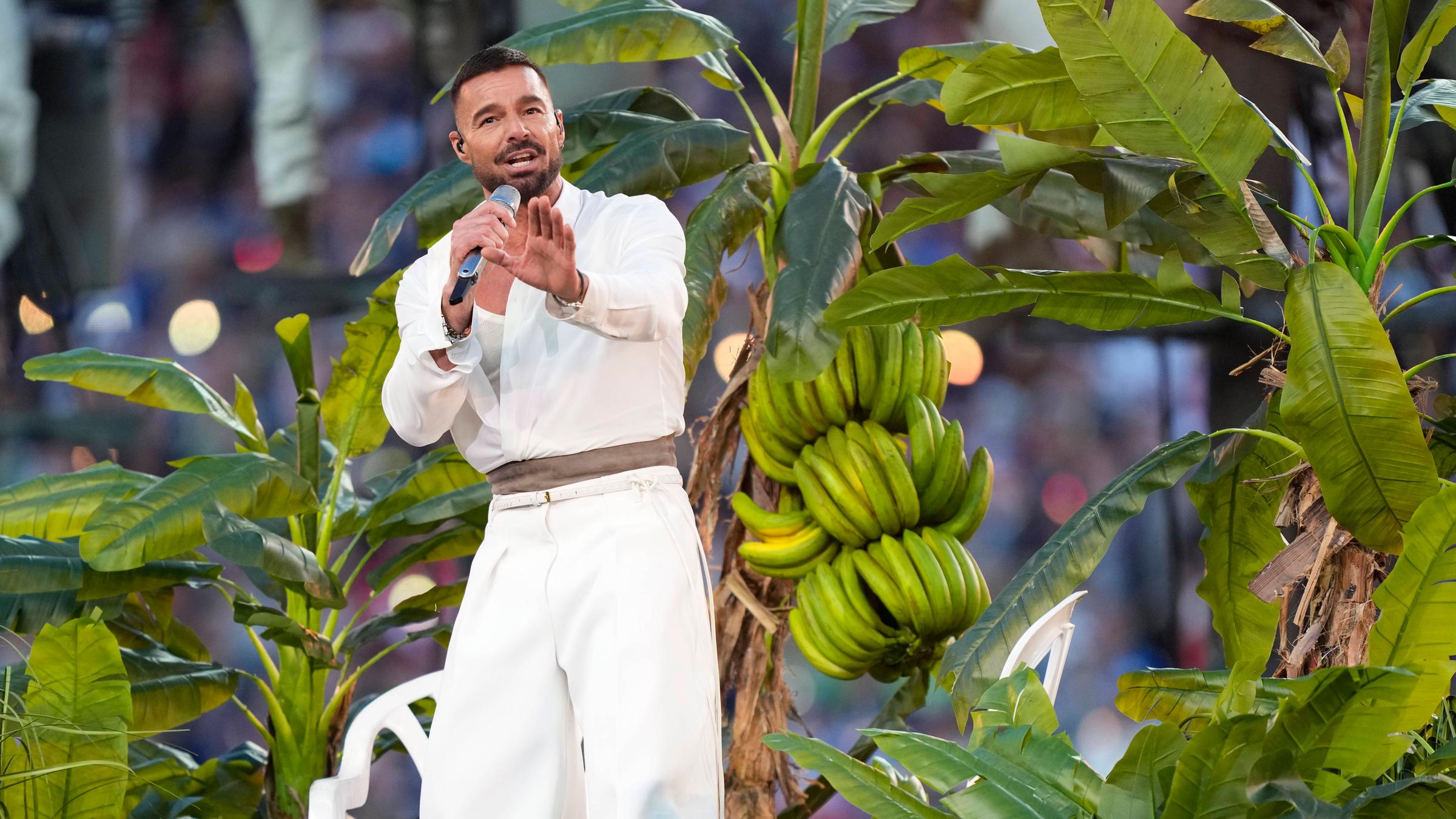 Ricky Martin tritt während der Halbzeitshow im Super Bowl LX zwischen den Seattle Seahawks und den New England Patriots in Santa Clara am 08.02.2026 auf.