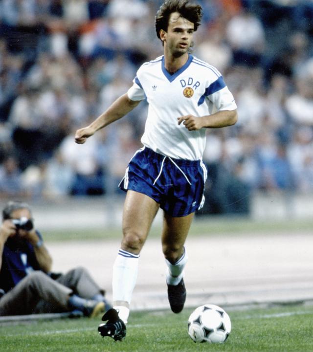 Der DDR-Nationalspieler Rico Steinmann ist im Ballbesitz