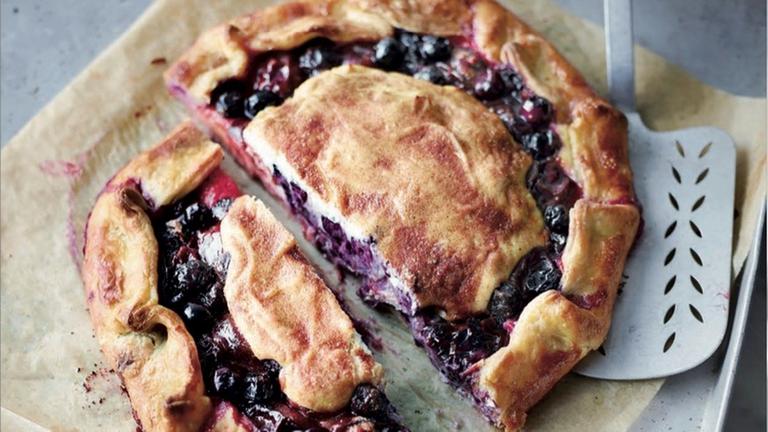 angeschhnittene italienische Torte, dünnes Crostata Gebäck mit lila Früchten