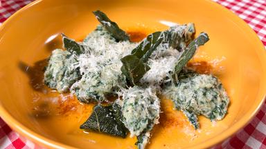 Ricotta-Spinat-Malfatti auf einem Teller